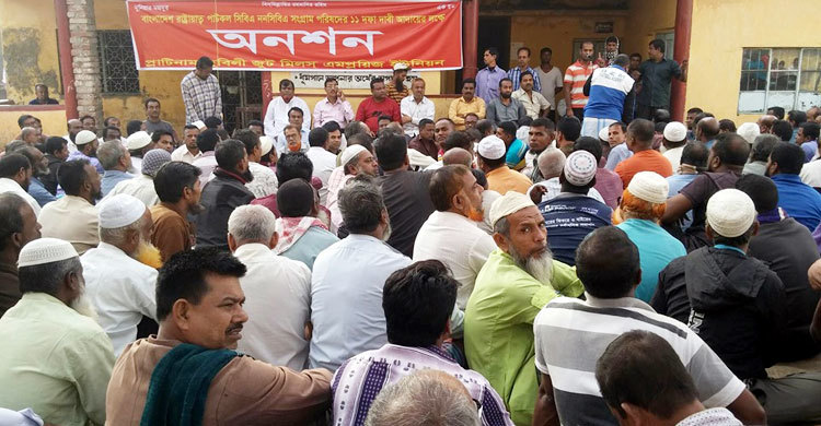 ১১ দফা দাবিতে খুলনায় পাটকল শ্রমিকদের অনশন