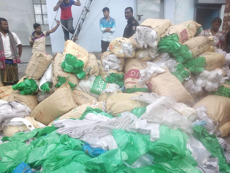 ১৫লক্ষাধিক টাকার নিষিদ্ধ পলিথিন জব্দ :ভ্রাম্যমান আদালতে জরিমানা