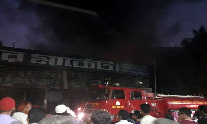 রাজধানী সুপার মার্কেটে ভয়াবহ আগুন, নিয়ন্ত্রণে ২৫ ইউনিট