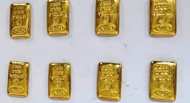 বেনাপোল সীমান্তে ৮ পিস স্বর্ণেরবারসহ পাচারকারী আটক