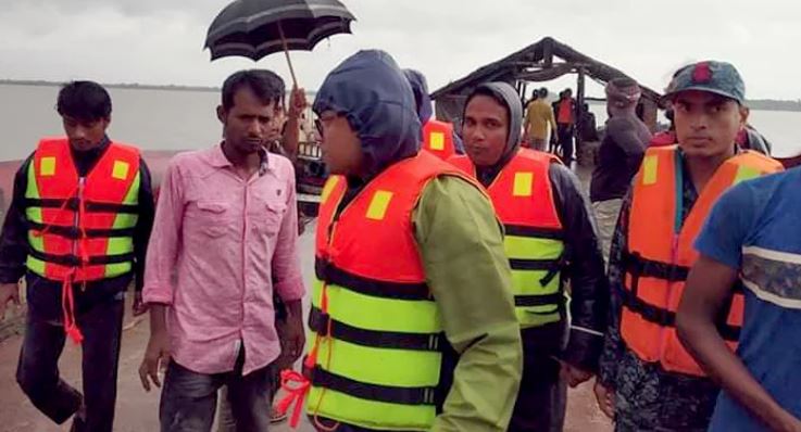 আশ্রয়কেন্দ্রে যেতে চাইছে না সাতক্ষীরা উপকূলের মানুষ