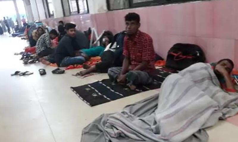 নৌযান চলাচল বন্ধ, সদরঘাটে লঞ্চের অপেক্ষায় হাজারো মানুষ