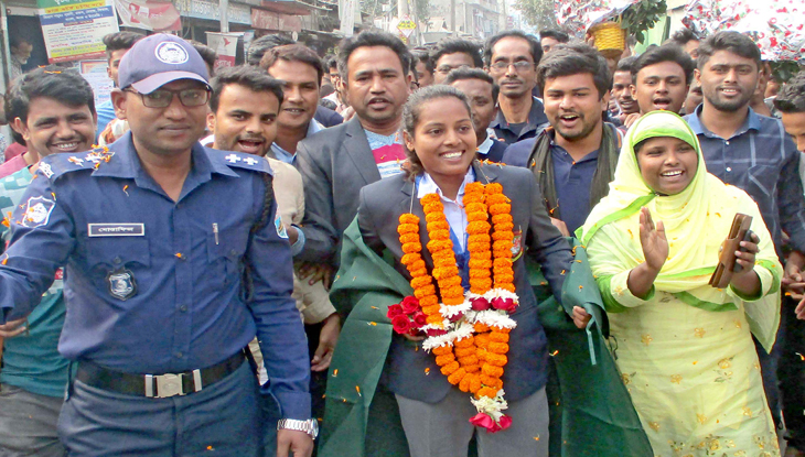 এসএ গেমসে স্বর্ণজয়ী রিতু মনিকে সংবর্ধনা