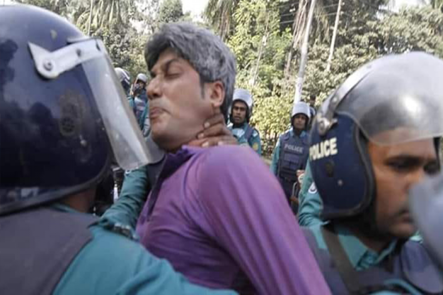 পুলিশ সাকিকে গলাচেপে ধরার দৃশ্য
