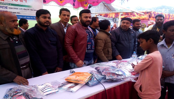 খুলনায় সুবিধাবঞ্চিত শিশুদের শীত বস্ত্র বিতরণ