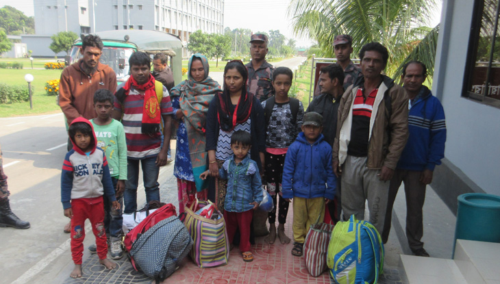 মহেশপুর সীমান্ত থেকে ১২ অনুপ্রবেশকারী আটক