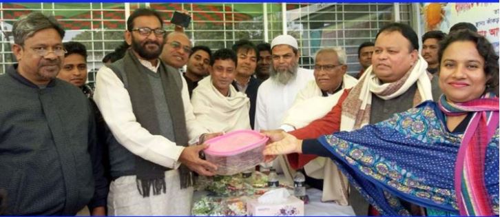 পাইকগাছায় চাষীদের মাঝে কাঁকড়ার পোনা বিতরণ