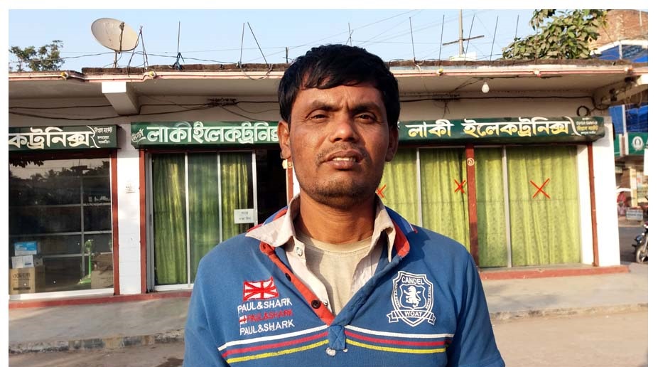 পথভোলা সম্ভু সরকার তার মা ও  বোনের কাছে ফিরতে চায়