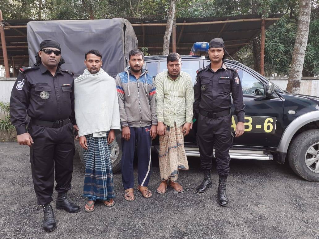 খুলনায় অস্ত্রসহ জলদস্যু বাহিনী প্রধানসহ ২ জন গ্রেফতার