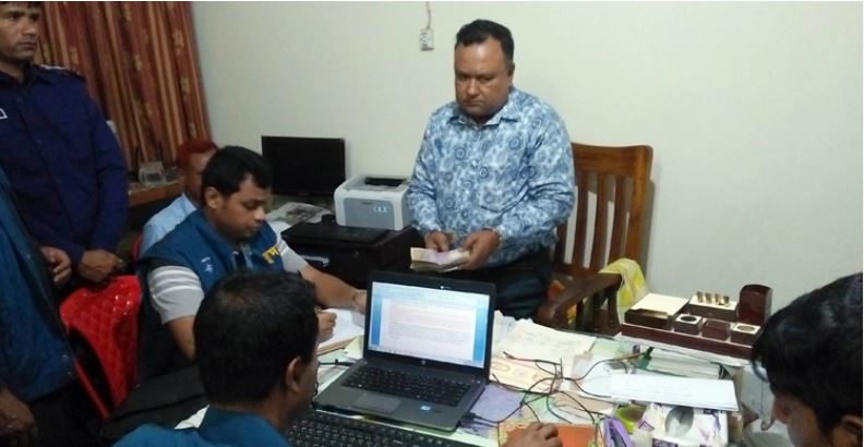 ঘুষের টাকাসহ হাতেনাতে সাব-রেজিস্ট্রার আটক