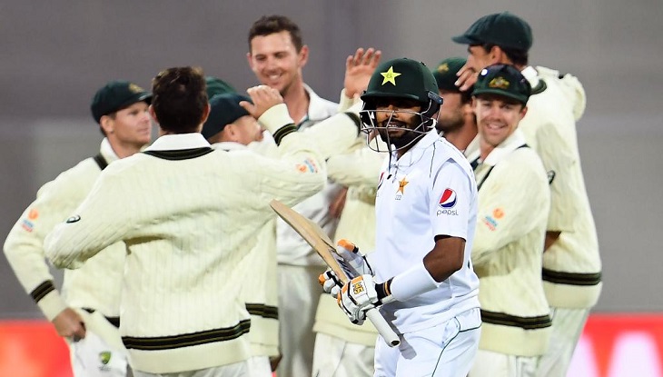 ইনিংস হার এড়াতে লড়ছে পাকিস্তান