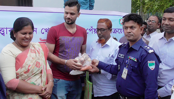 টিসিবির পেঁয়াজ বিক্রির উদ্বোধন করলেন মাশরাফি