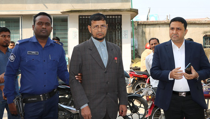 সাতক্ষীরা ভূমি অফিসে হঠাৎ জেলা প্রশাসক : দালালের কারাদণ্ড