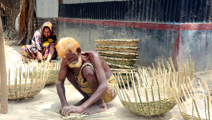 ঝুড়ি তৈরিতে ব্যস্ত খোকসার কারিগররা