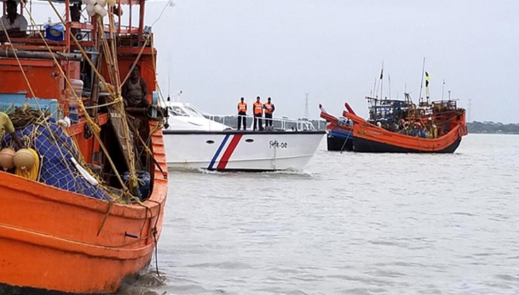 জলসীমায় অনুপ্রবেশ করে মাছ শিকার, ১৪ ভারতীয় জেলে আটক