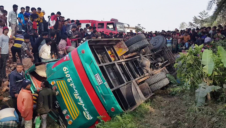 ঝিনাইদহে নিয়ন্ত্রণ হারিয়ে বাস খাদে, আহত ৩০