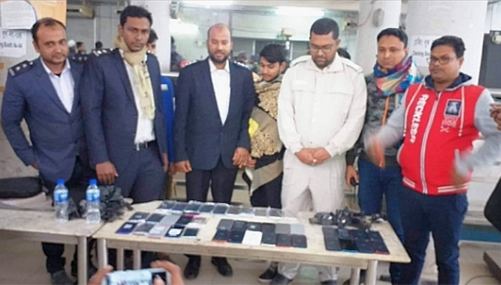 বেনাপোলে ৩৮টি ভারতীয় মোবাইল ফোন জব্দ