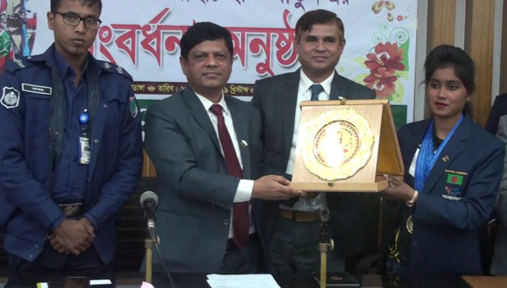 স্বর্ণজয়ী ইতিকে সংবর্ধনা দিল চুয়াডাঙ্গা জেলা প্রশাসন