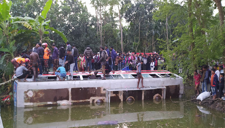 বাগেরহাটে বিআরটিসির বাস পুকুরে, নিহত ১