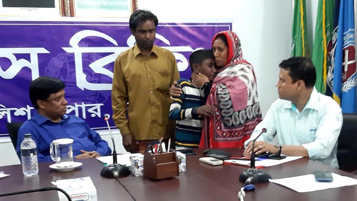 নাটোরে মোবাইলে ভাইবোনের সম্পর্ক, অতঃপর…