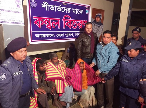 গভীর রাতে অসহায় শীতার্তদের পাশে ঝিনাইদহের পুলিশ সুপার