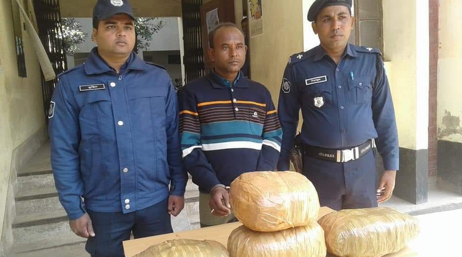 মহেশপুর ৮ কেজি গাঁজাসহ মাদক ব্যবসায়ী আটক
