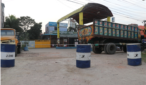 খুলনাসহ তিন বিভাগে জ্বালানী তেল ব্যবসায়ী ও শ্রমিকদের কর্মবিরতি : বিপাকে গাড়ি চালকরা