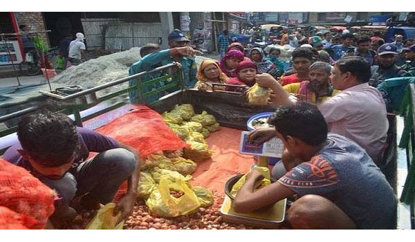 পেঁয়াজের বাজার কোনো ভাবেই নিয়ন্ত্রণে আসছে না