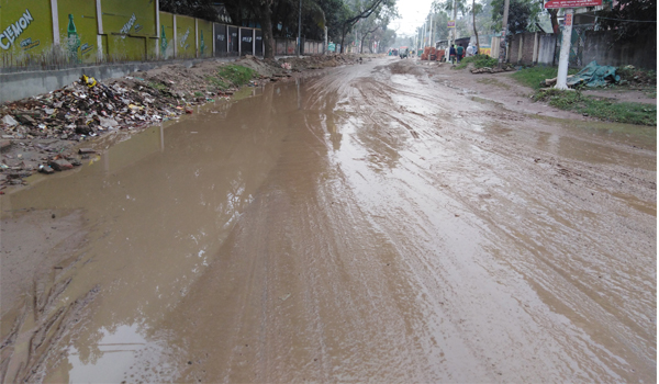 সামান্য বৃষ্টিতে সড়কে কাদা-পানি দুর্ভোগে খালিশপুরবাসী