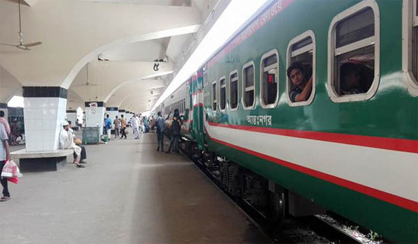 শতভাগ যাত্রী নিয়ে নির্দিষ্ট সময়ে ছাড়ছে ট্রেন