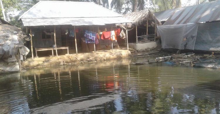 ভবদহ অঞ্চলের বাড়ি থেকে এখনও জল নামেনি, রাস্তায় কাঁদা : দুশ্চিন্তায় এলাকাবাসি
