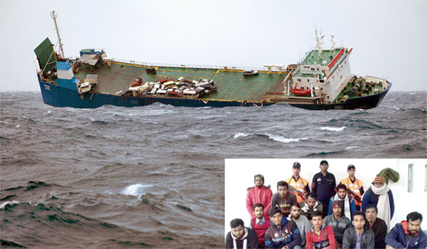 মোংলার ফেয়ারওয়ে বয়া এলাকায় সার বোঝাই কার্গো ডুবি : ১৪ নাবিক ভাসমান অবস্থায় উদ্ধার