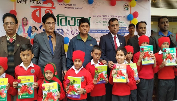 চাঁপাইনবাবগঞ্জে শিক্ষার্থীদের হাতে নতুন বই