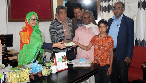 রূপসায় নৃ-গোষ্ঠি শিক্ষার্থীদের মাঝে শিক্ষাবৃত্তি বিতরণ