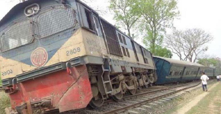 ট্রেন লাইনচ্যুত, খুলনার সঙ্গে সারা দেশের ট্রেন চলাচল বন্ধ