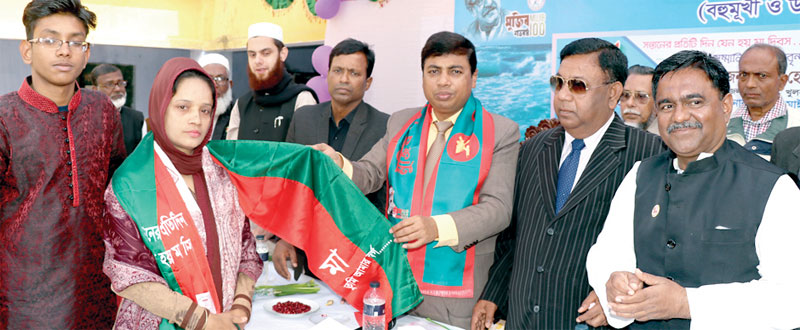 মায়ের পা ধুয়ে সম্মান জানালো শিক্ষার্থীরা