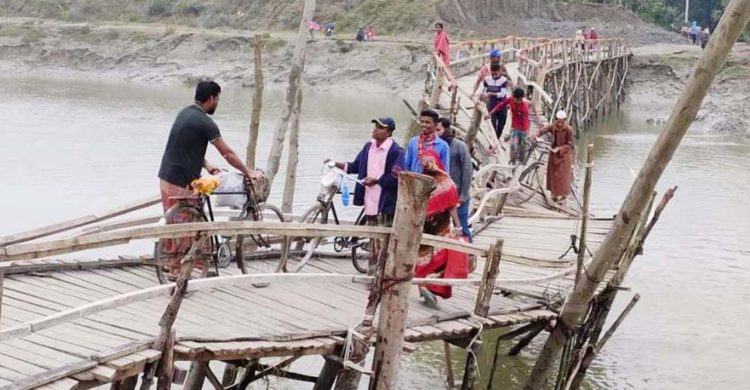 ধ্বসে পড়ল ডুমুরিয়ার ভদ্রা নদীর উপর নির্মিত সেতু!