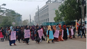 নির্ঘুম আন্দোলনে খুবি শিক্ষার্থীরা