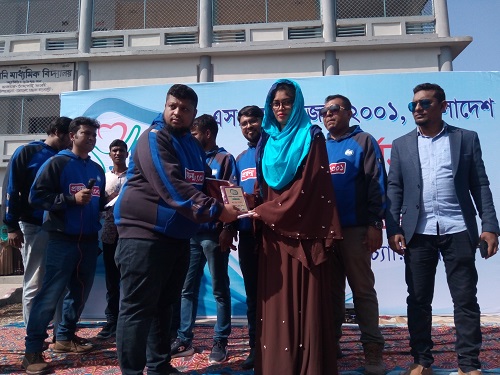 মোংলায় দরিদ্রদের মাঝে শিক্ষা উপকরণ এবং কম্বল বিতরণ করেন এসএসসি প্রজন্ম ২০০১