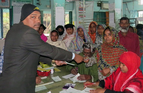 বাগেরহাটের মোরেলগঞ্জে অতিদরিদ্রদের জন্য কর্মসংস্থান কর্মসূচির মজুরি পেলেন শ্রমীকরা