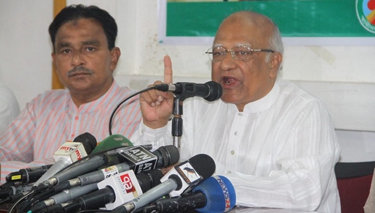 মেশিনে নয় হাতে ভোট দিতে চায় মানুষ