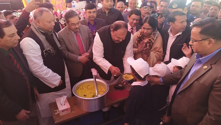 শিশুদের মুখে খাবার তুলে দিলেন গণশিক্ষা প্রতিমন্ত্রী