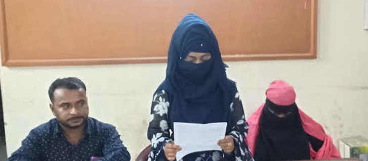 বিয়ের দাবিতে কলেজছাত্রীর সংবাদ সম্মেলন