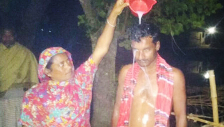 দ্বিতীয় স্ত্রীকে তালাক, স্বামীকে দুধে গোসল করালেন প্রথম স্ত্রী