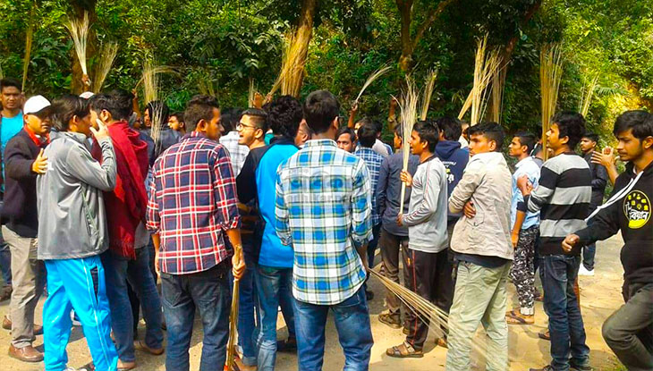 ছাত্রলীগ সভাপতির বিরুদ্ধে ঝাড়ু মিছিল