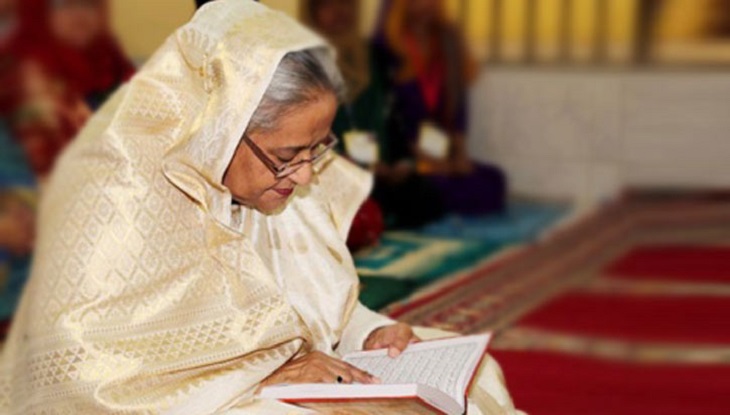 বঙ্গবন্ধুর কবরের পাশে বসে প্রধানমন্ত্রীর কুরআন তেলাওয়াত