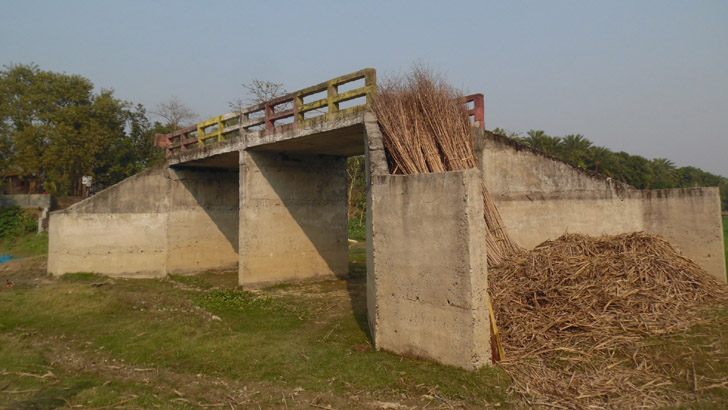 বাঘায় ৬৬ লাখ টাকায় সেতু নির্মাণ, তবে রাস্তা নেই