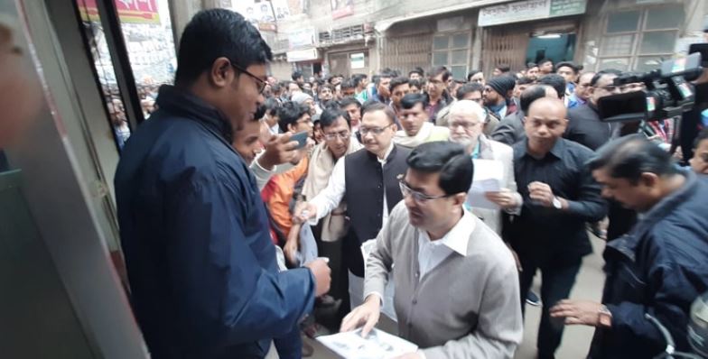 ইশরাকের বাসায় ভোট চাইলেন তাপস