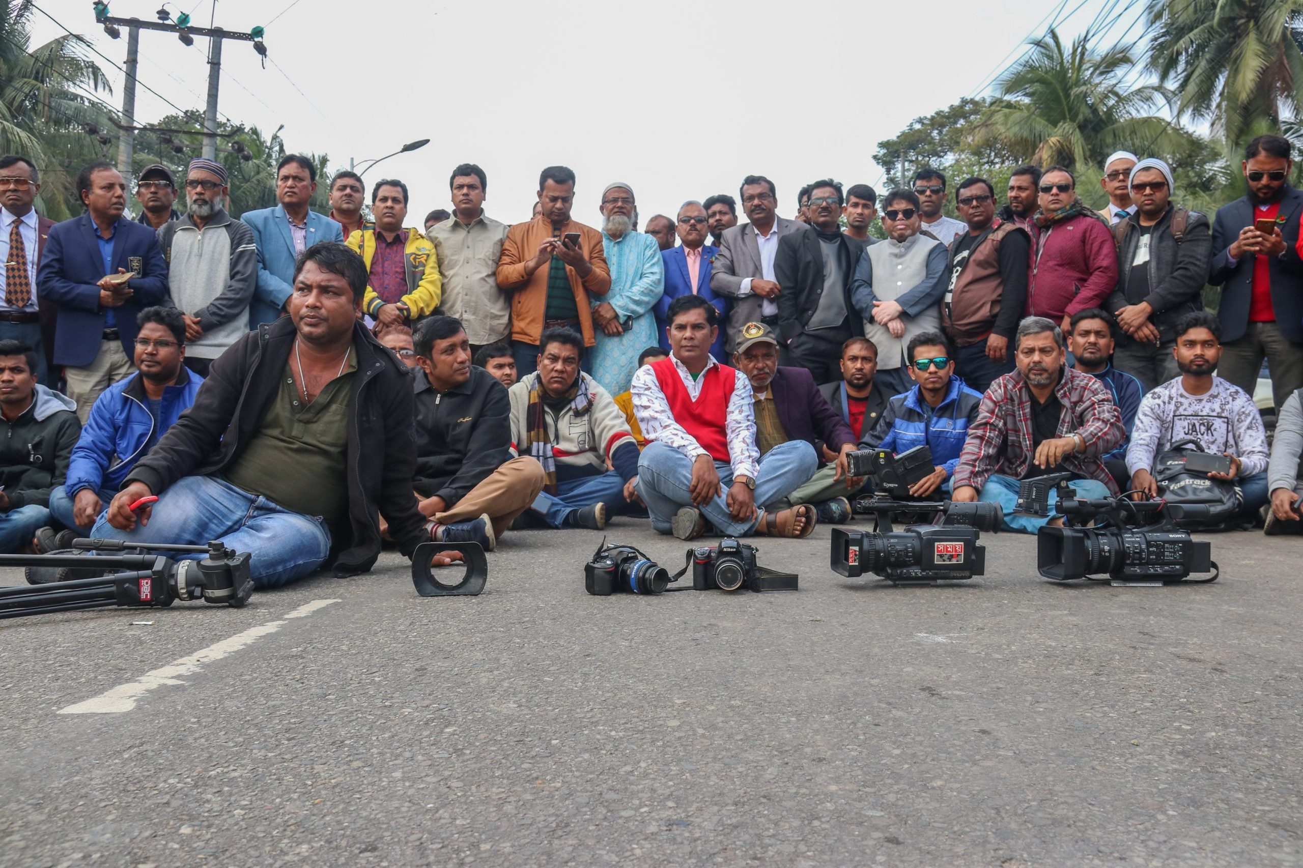খুলনায় ৭১ টিভির সাংবাদিককে লাঞ্ছিত, সড়ক অবরোধ