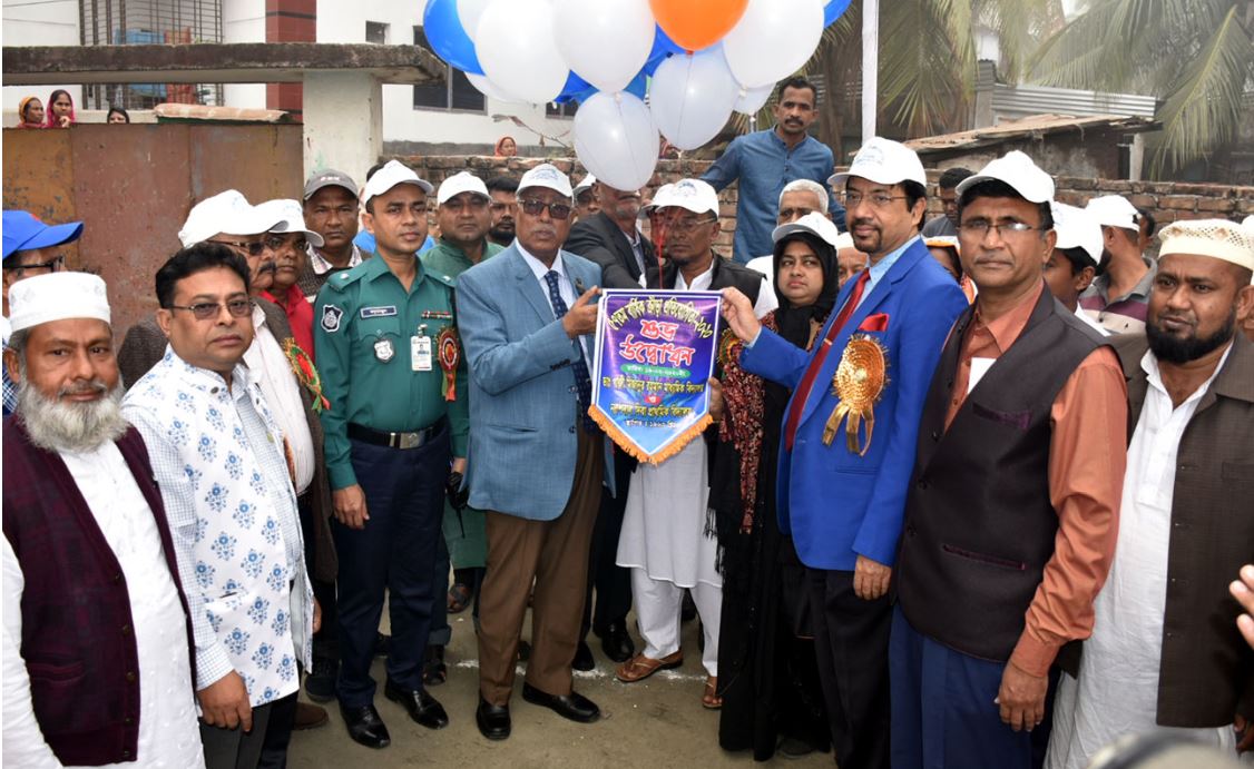 বেলুন ও ফেস্টুন উড়িয়ে ডা. গাজী মিজানুর রহমান মাধ্যমিক বিদ্যালয়ের বার্ষিক ক্রীড়া প্রতিযোগিতার উদ্বোধন